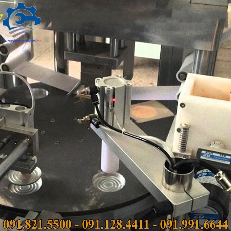 Máy ép khuôn bột phấn trang điểm – Máy chiết bột phấn nền, phấn mắt, phấn phủ vào khuôn